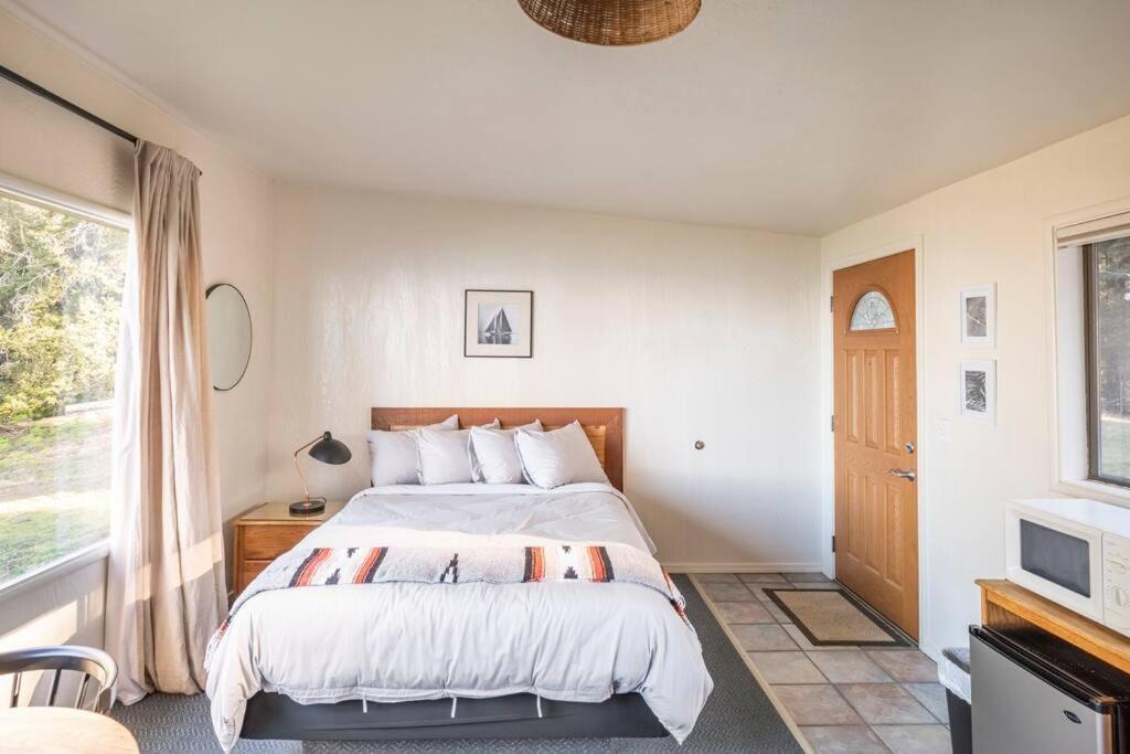 Walsh Landing Driftwood Lodge ~ 5 Bedroom / 7 Bath ~ 30-Acre Private Estate On Hwy 1 ~ Hot Tub ~ Oceanview ~ Reunions & Retreats מראה חיצוני תמונה