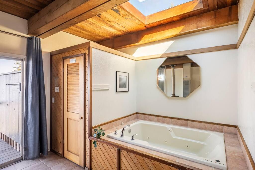 Walsh Landing Driftwood Lodge ~ 5 Bedroom / 7 Bath ~ 30-Acre Private Estate On Hwy 1 ~ Hot Tub ~ Oceanview ~ Reunions & Retreats מראה חיצוני תמונה